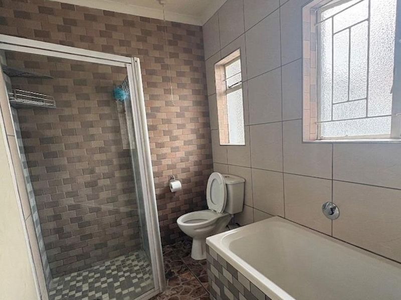 3 bedroom, 2 bathroom house with 2 Flatlets - Photo 9