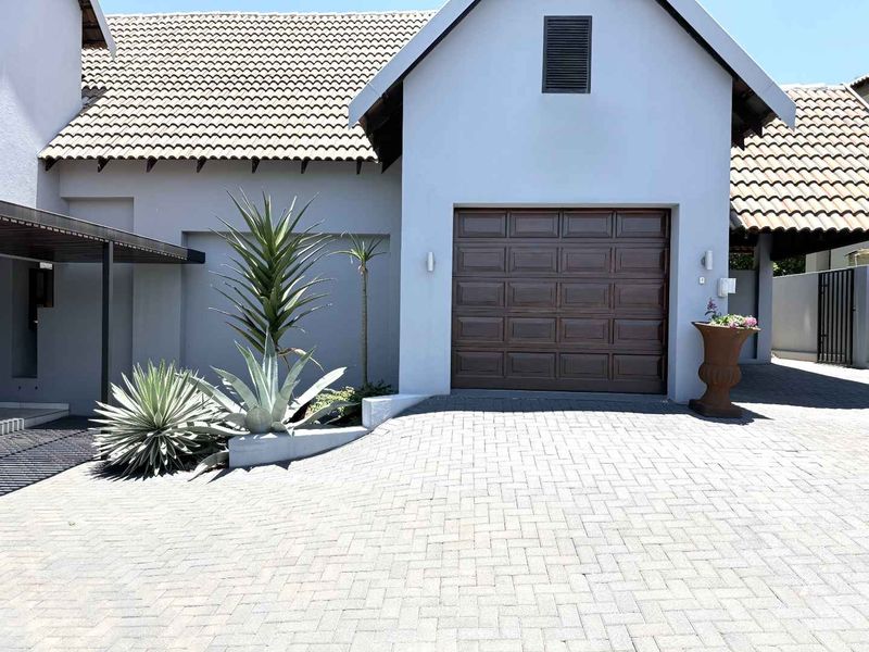 Spacious double-storey home located in Olympus - Photo 7