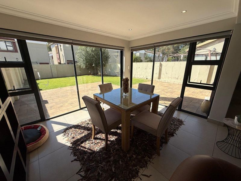 Stylish 3-Bedroom, 2-Bath Home Featuring Double Garage and Tranquil Private Garden - Photo 9