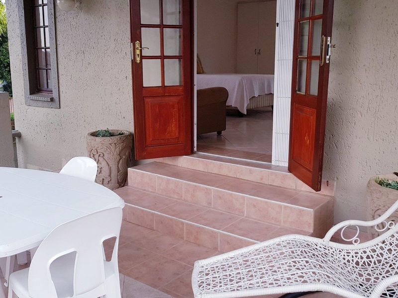 Semi-Furnished Studio Flatlet with Large Balcony and Scenic View to Let in Hurlingham Manors - Photo 4