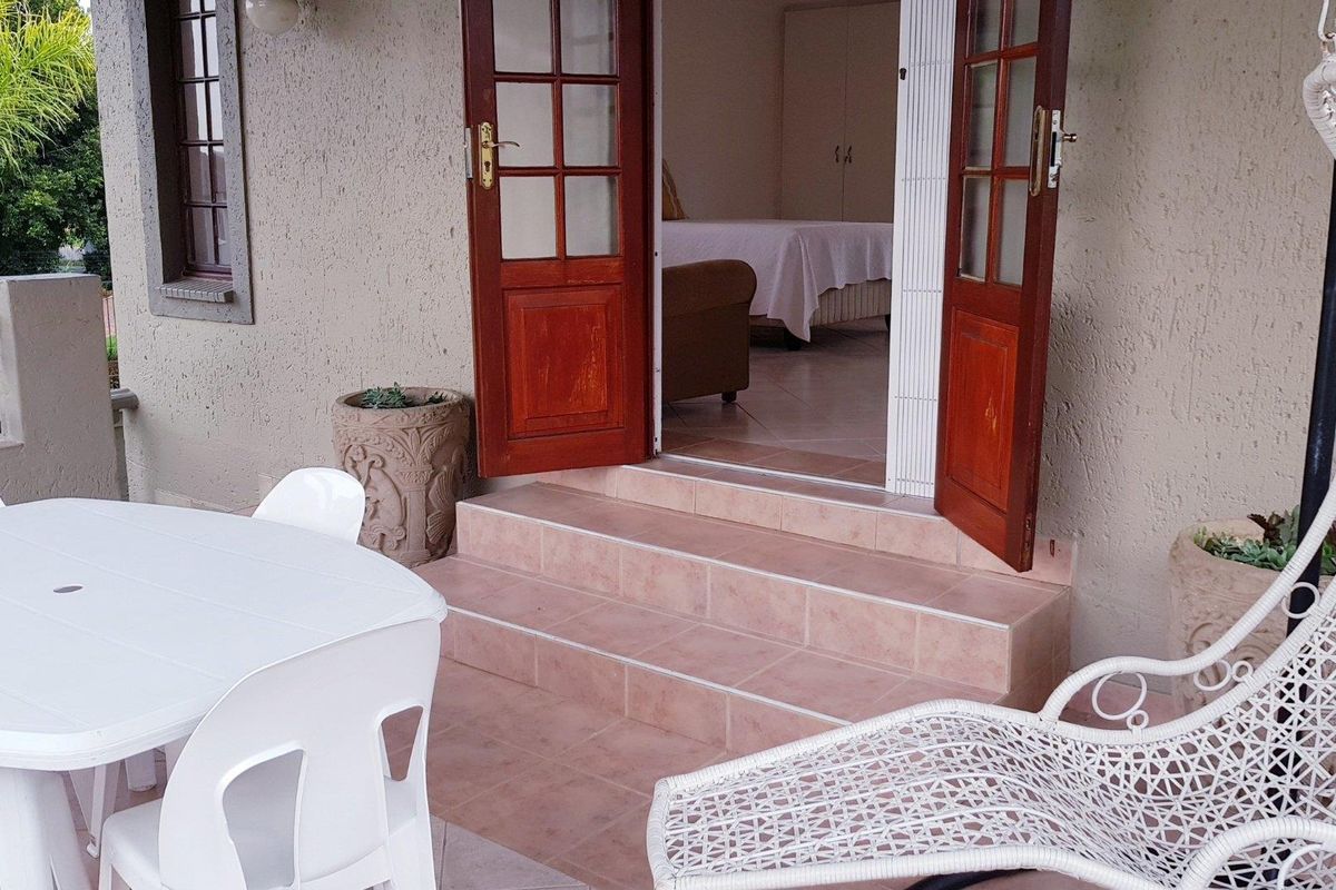 Semi-Furnished Studio Flatlet with Large Balcony and Scenic View to Let in Hurlingham Manors - Photo 4