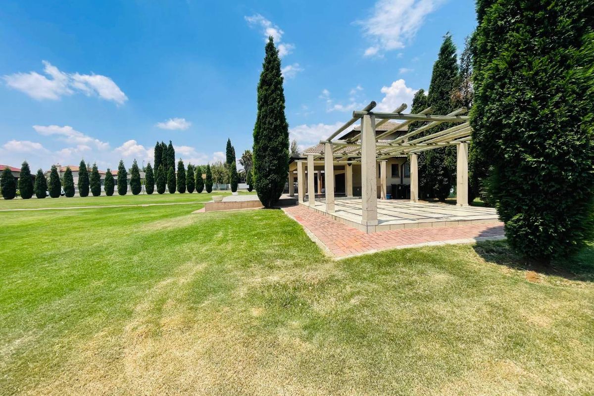 2 Bedroom Apartment / Flat for Sale in Parkrand - Photo 2