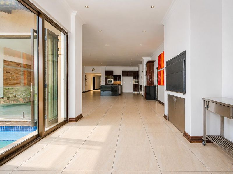 Beautiful Open-Plan Family Home on Internal Lake - Photo 9