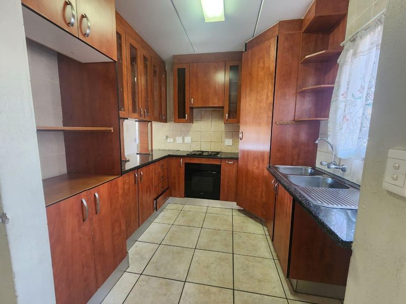 Neat & spacious 2 bedroom flat for sale in Benoni - Photo 2