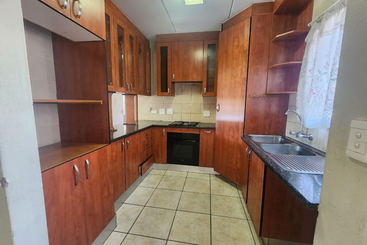 Neat & spacious 2 bedroom flat for sale in Benoni - Photo 2