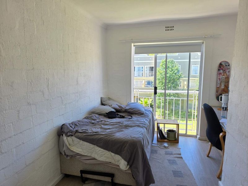 Lovely 2 Bed 1 Bath Apartment open plan living area with kitchenette - Photo 7