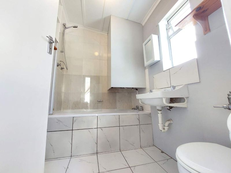 Top Floor Corner Unfurnished One-Bedroom Apartment To Let in Camps Bay! - Photo 10
