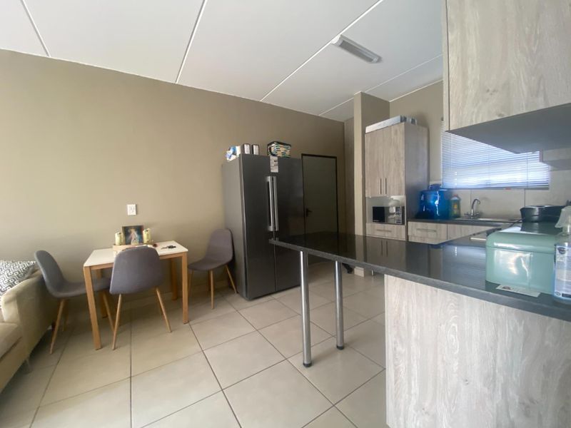 Stylish first floor two bedroom apartment in a secure modern estate - Photo 8