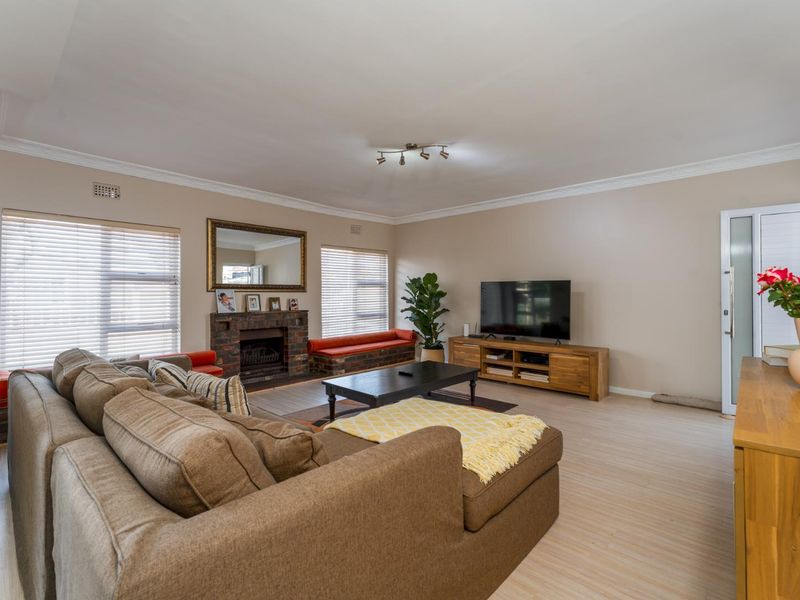 Stylish Family Home Featuring Master Suite, Pool, and Open-Plan Living - Photo 3