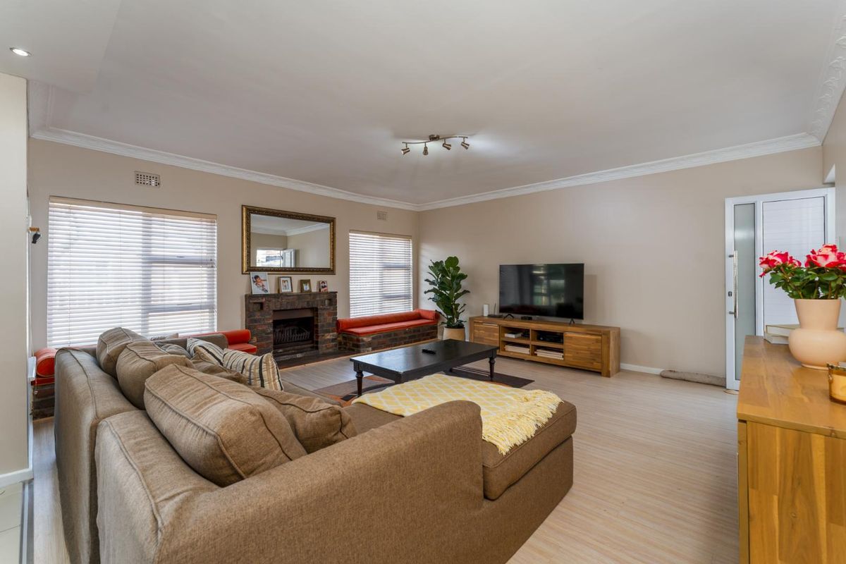 Stylish Family Home Featuring Master Suite, Pool, and Open-Plan Living - Photo 3