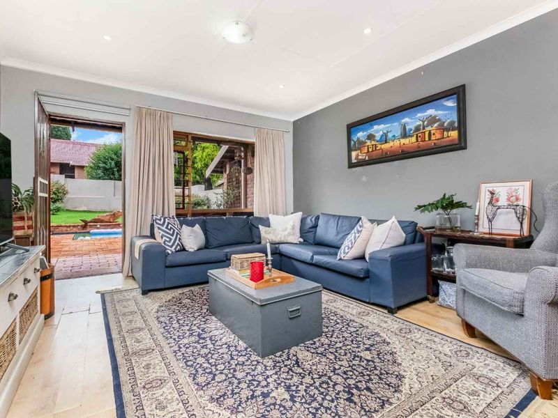 POSITION PLUS POTENTIAL – A PRIVATE LIGHT-FILLED FEEL HAPPY HOME - Photo 2