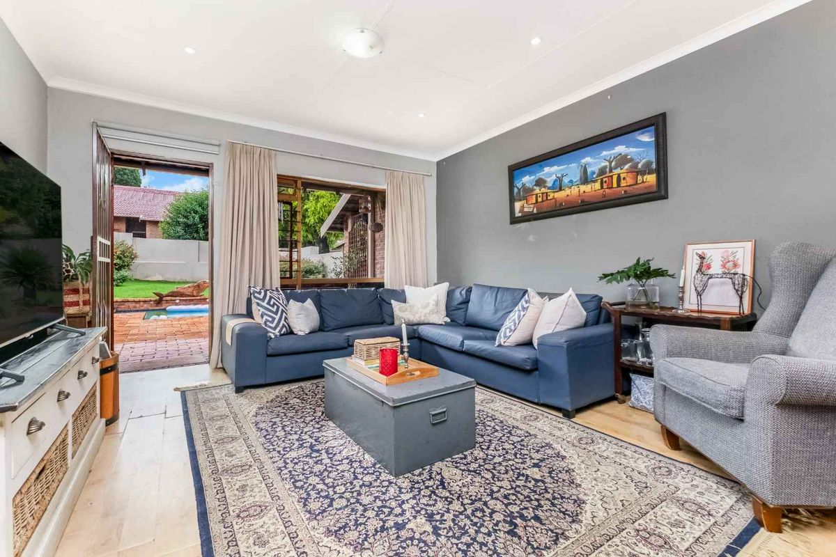 POSITION PLUS POTENTIAL – A PRIVATE LIGHT-FILLED FEEL HAPPY HOME - Photo 2