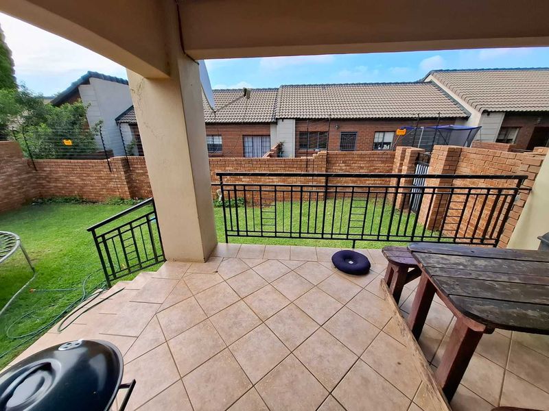 Stunning 3 Bedroom simplex - Photo 2