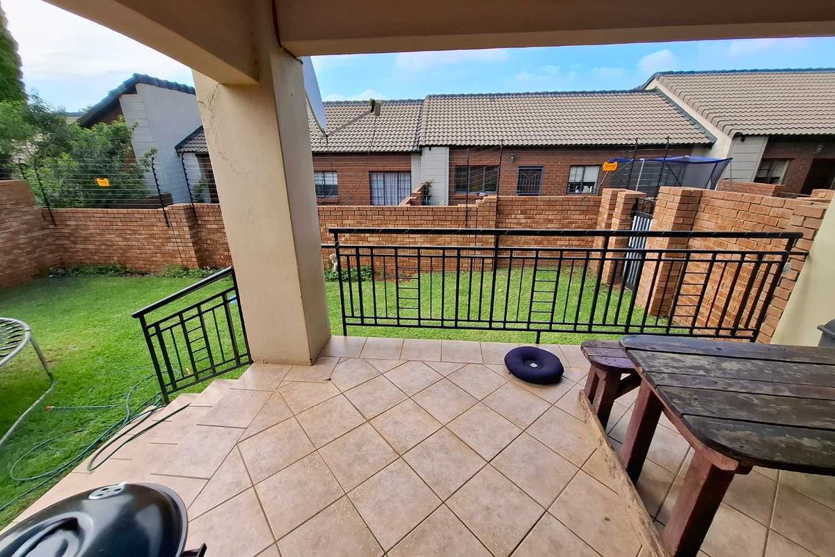 Stunning 3 Bedroom simplex - Photo 2