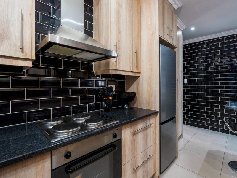4 bedroom house availabile in Steenberg - Photo 8