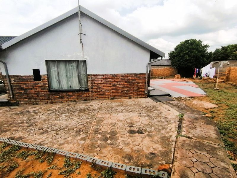 Spacious 3-Bedroom Home on a Generous Stand - Photo 2