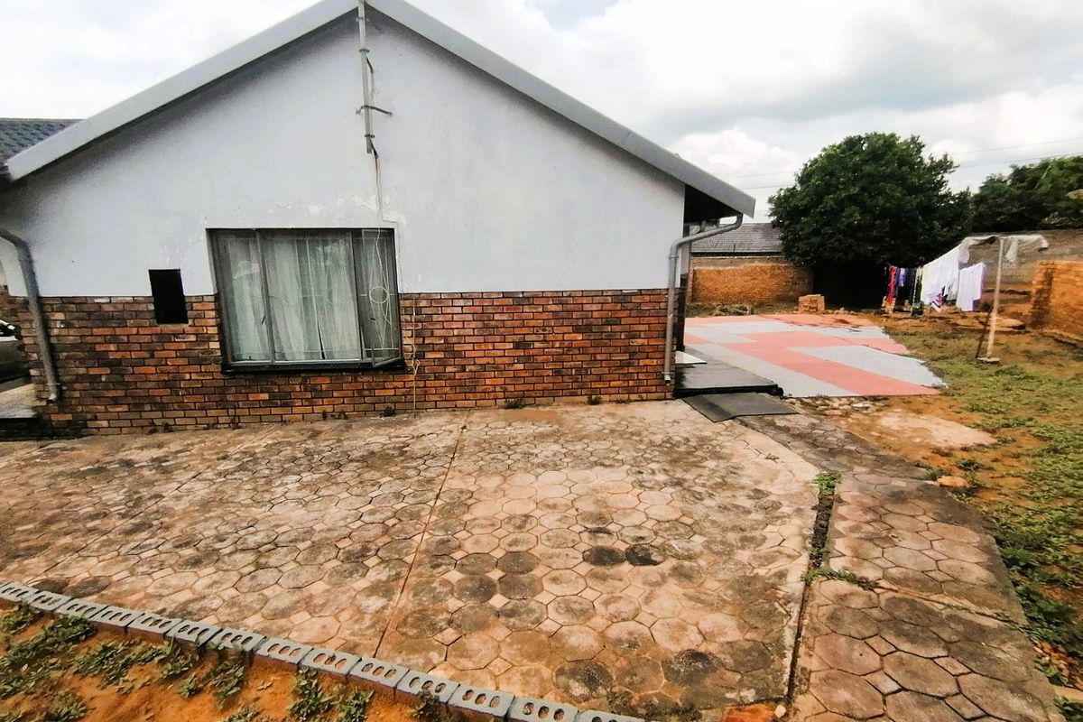 Spacious 3-Bedroom Home on a Generous Stand - Photo 2