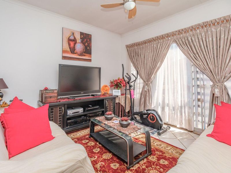 1 Bedroom Unit, set on the first floor in Great Condition. - Photo 6
