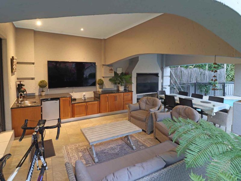 Exceptional 3 bedroom home in the sought after Featherbrook Estate. - Photo 9