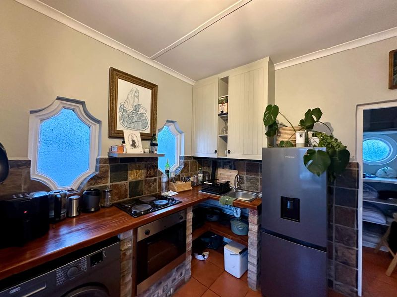 Perfect blend of location and comfort - Photo 2