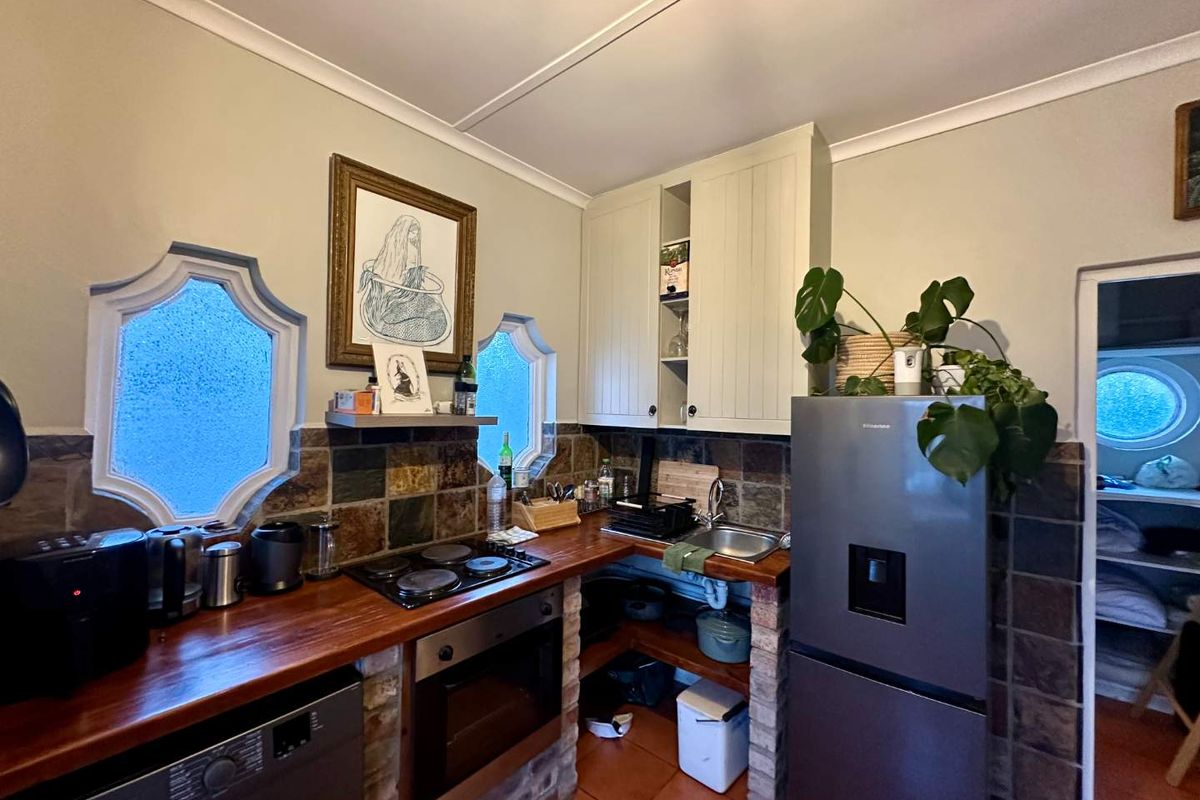Perfect blend of location and comfort - Photo 2