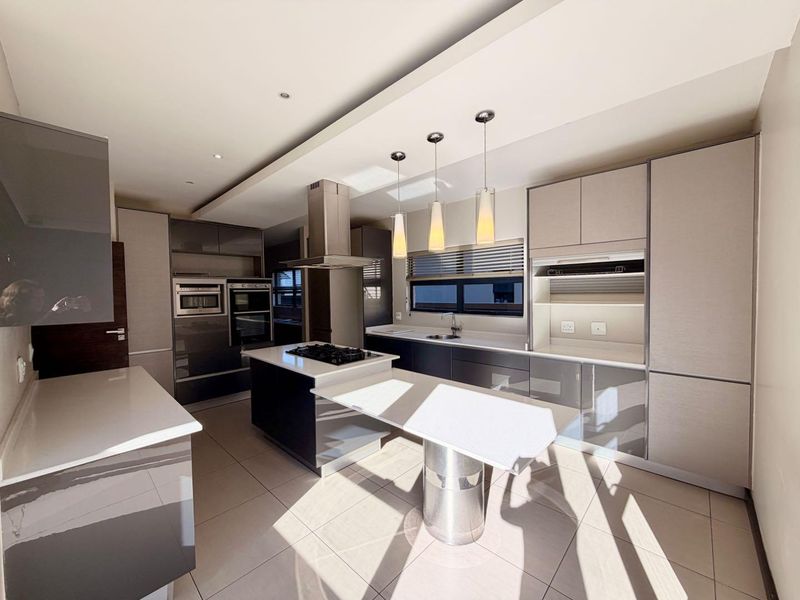 Elegant Four Bedroom Family Home to Rent in Waterfall Country Village Estate - Photo 5