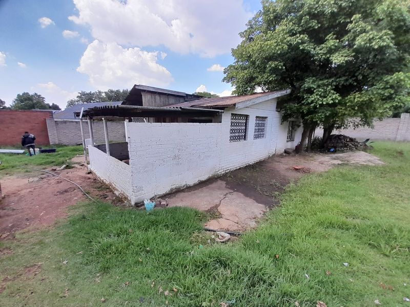 "Well-positioned corner house property for investors" - Photo 2