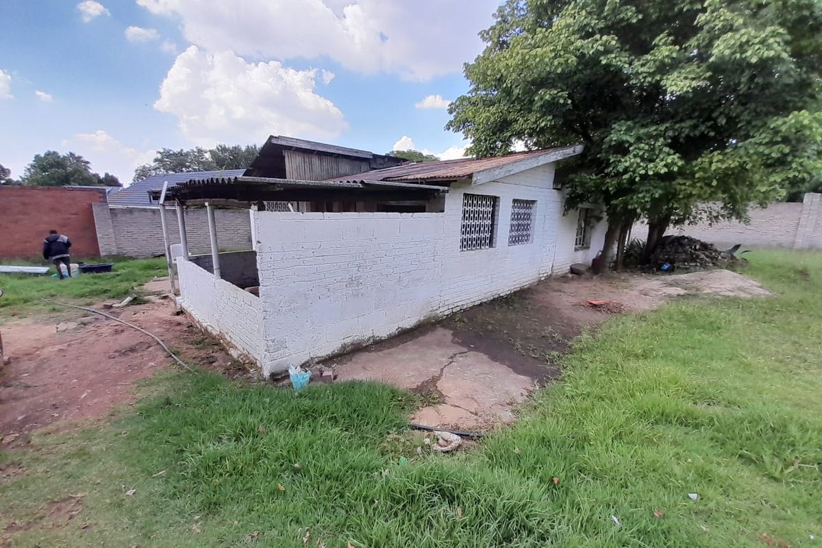 "Well-positioned corner house property for investors" - Photo 2