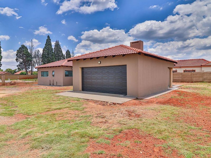 Brand new property in a quiet only 3 in a complex - Photo 5