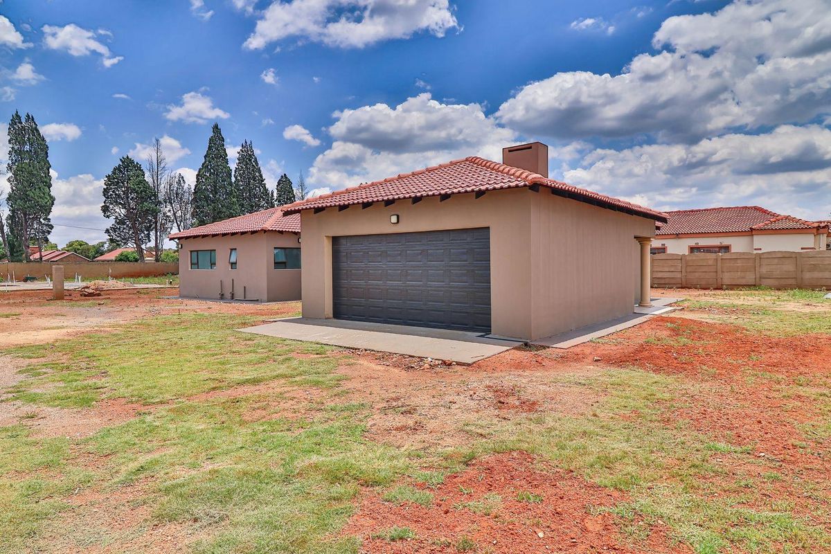 Brand new property in a quiet only 3 in a complex - Photo 5