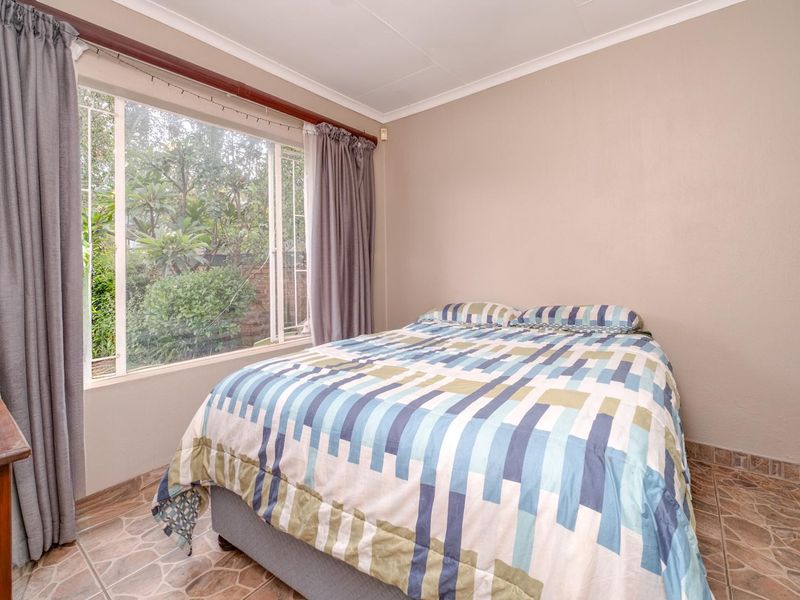 Neat 2-Bedroom Townhouse with Private Garden – Wilgeheuwel - Photo 2