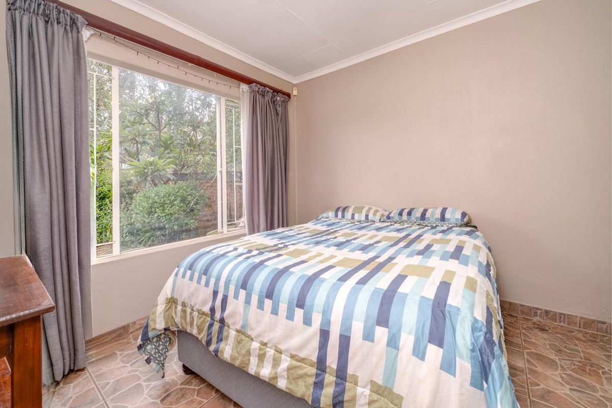 Neat 2-Bedroom Townhouse with Private Garden – Wilgeheuwel - Photo 2