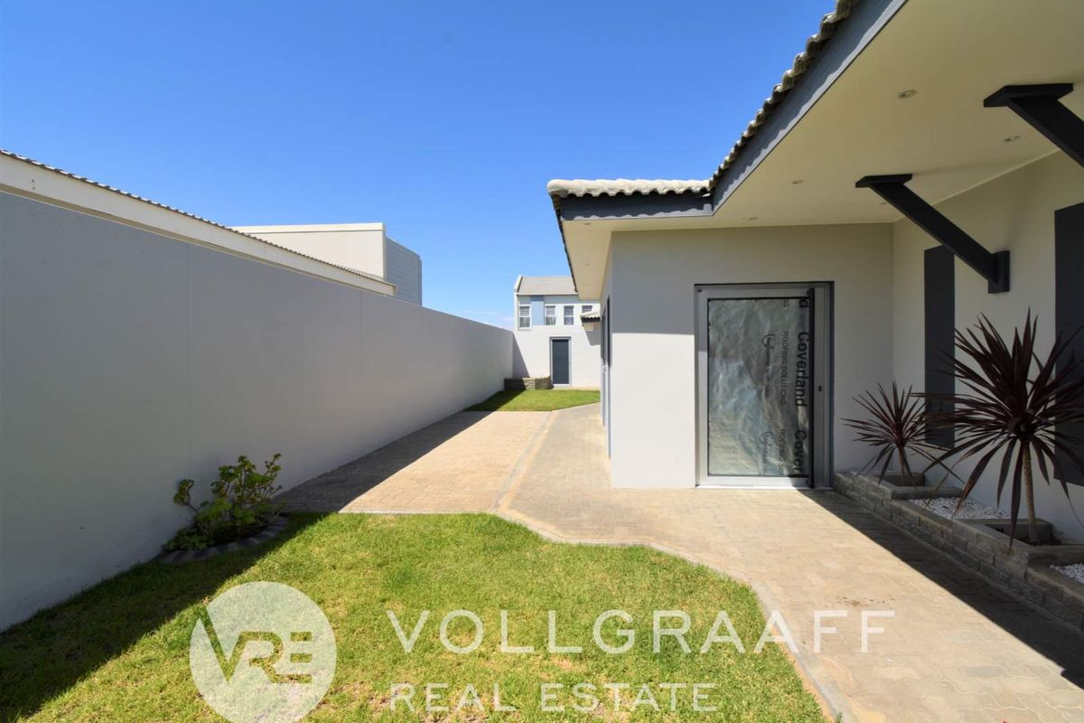 3 Bedroom home with 2 Bedroom flat - Photo 2