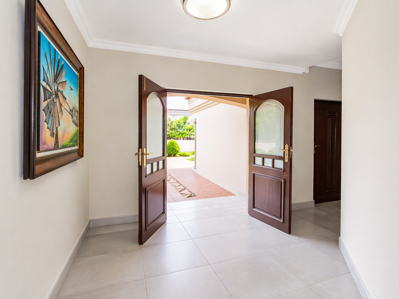 Upmarket secure Duplex Townhouse with Scenic Views & Exceptional Flow - Photo 2