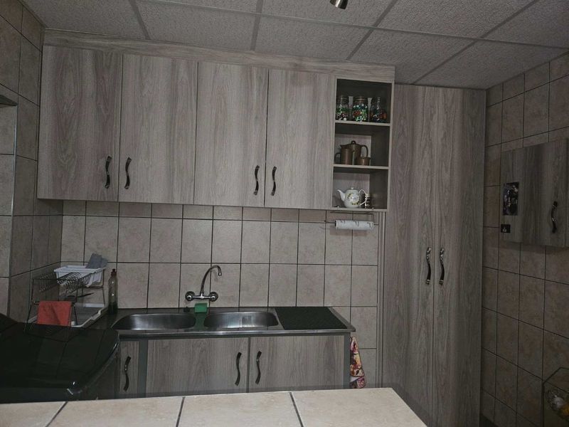 Charming Face-Brick Family Home with Modern Amenities and Exceptional Security - Photo 7