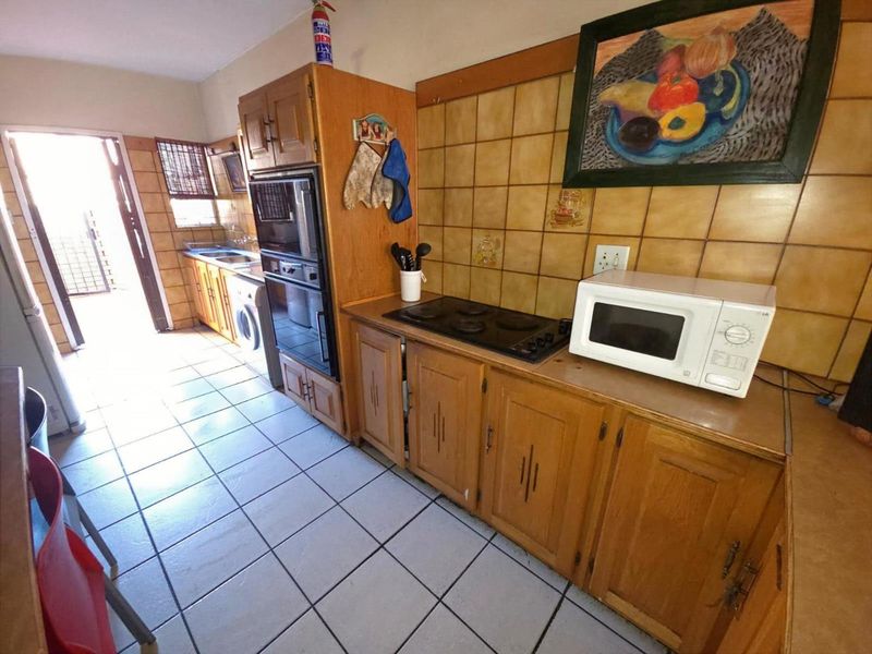 Spacious Townhouse in Sought-After Faerie Glen, Pretoria East - Photo 7