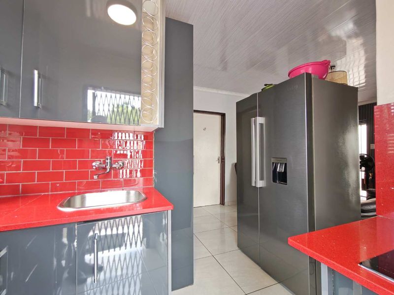 6 Bedroom   House for Sale in Cosmo City - Photo 9