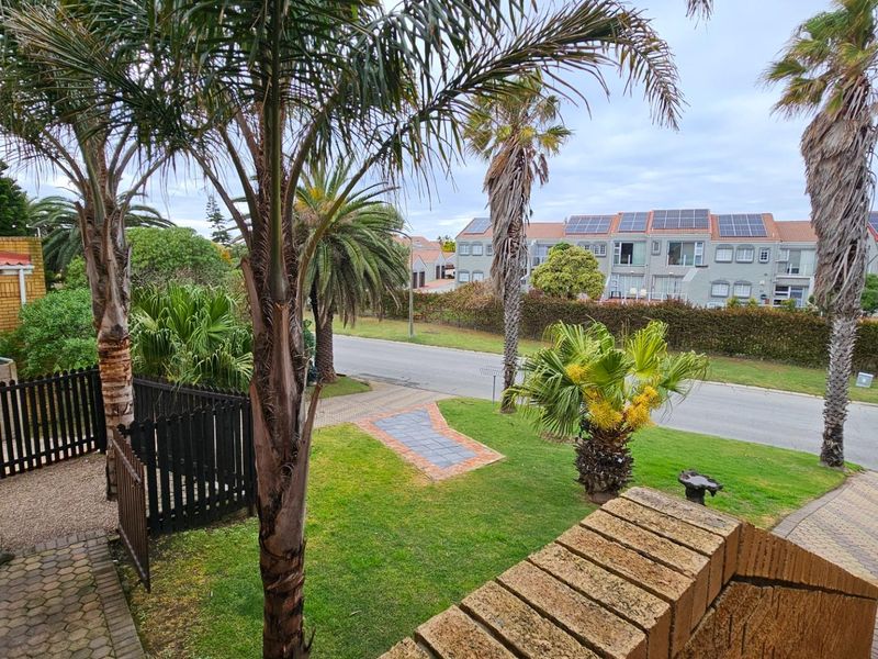 Beach living: 7 Bedroom, easy upkeep home - Photo 4