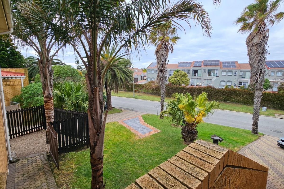 Beach living: 7 Bedroom, easy upkeep home - Photo 4