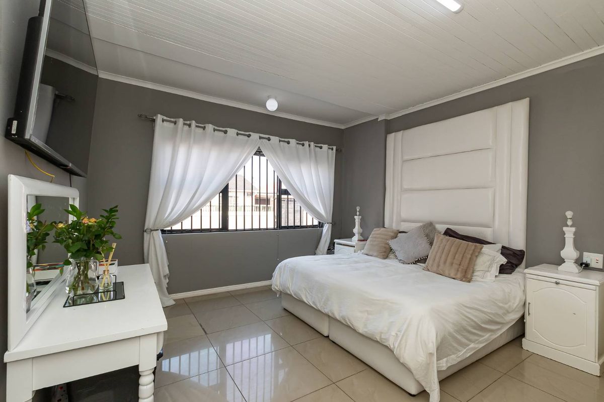 Family Home with Separate Entrance - Photo 2