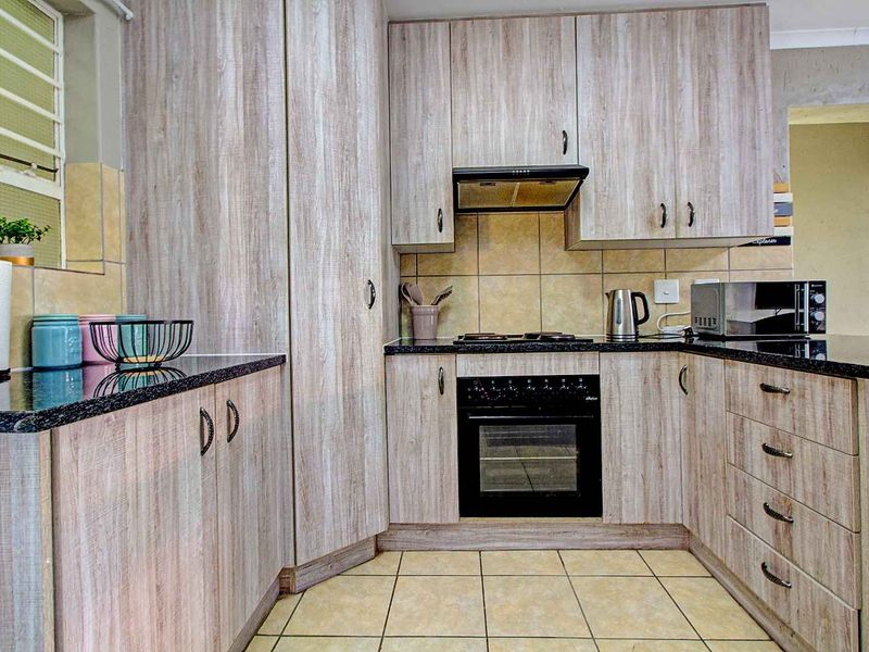 Prime Location: Chic Apartment with En-Suite & Outdoor Braai! - Photo 4