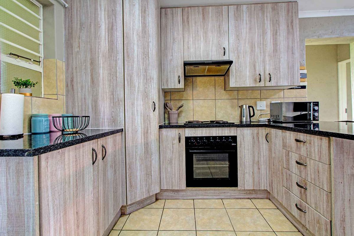 Prime Location: Chic Apartment with En-Suite & Outdoor Braai! - Photo 4