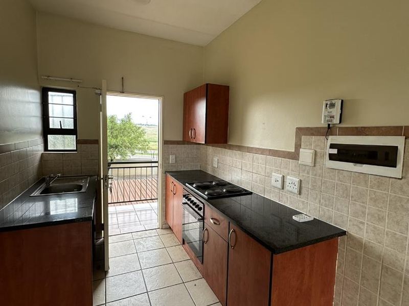 TWO BEDROOM APARTMENT IN SUMMERFIELDS ESTATE : 1 AUGUST 2026 - Photo 4