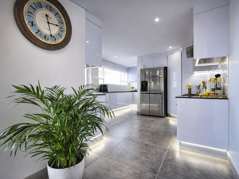 Exquisite Coastal Living: Modern Masterpiece with Panoramic Sea Views - Photo 3