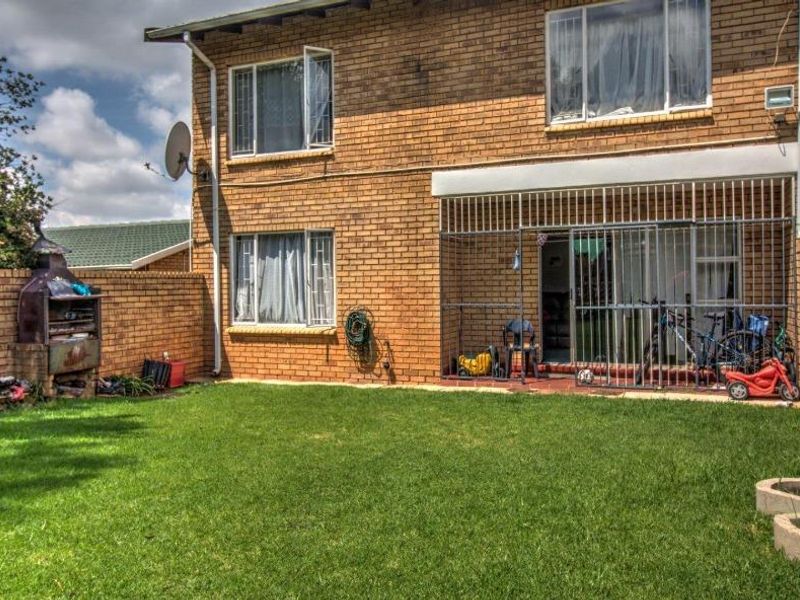 Well maintained ground floor unit with massive garden - Photo 9