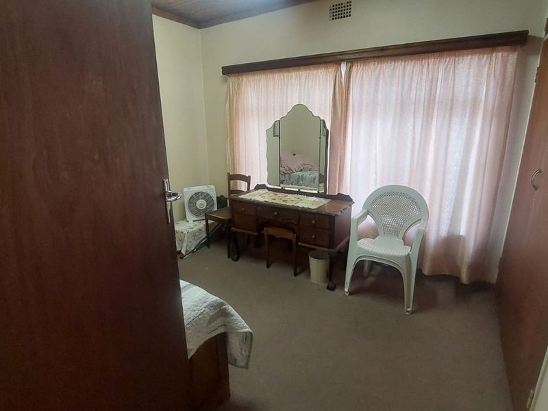 Comfortable Living: 3 Beds, Full Bath and a well maintained garden! - Photo 10