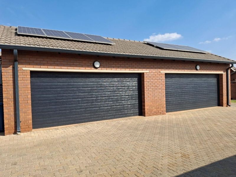 IMMACULATE 3-BEDROOM SIMPLEX FOR SALE IN SOUGHT-AFTER OLYMPUS - Photo 1