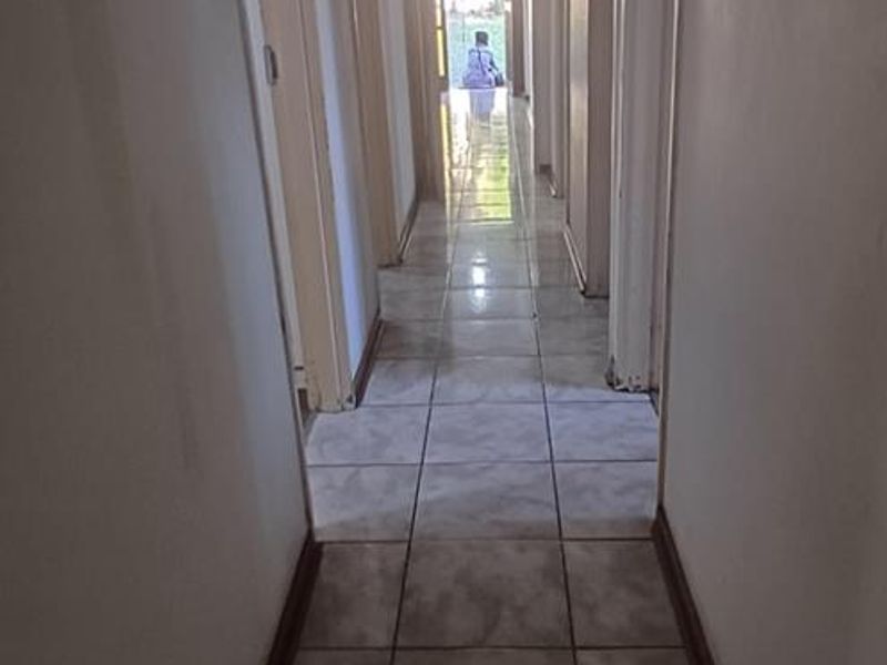 This cozy 3-bedroom home is perfectly located close to Veld en Vlei Primary School - Photo 4