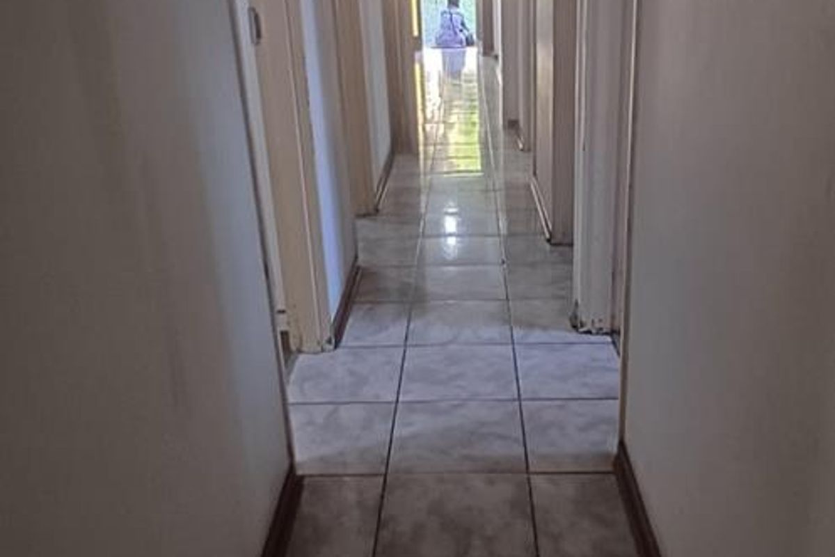 This cozy 3-bedroom home is perfectly located close to Veld en Vlei Primary School - Photo 4