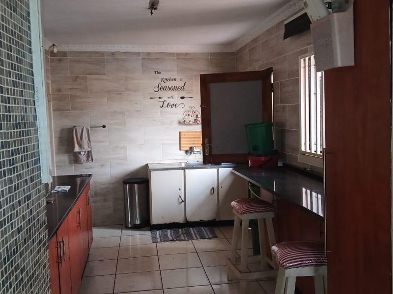 **Immaculate 3 Bedroom House in Palm Ridge** - Photo 9